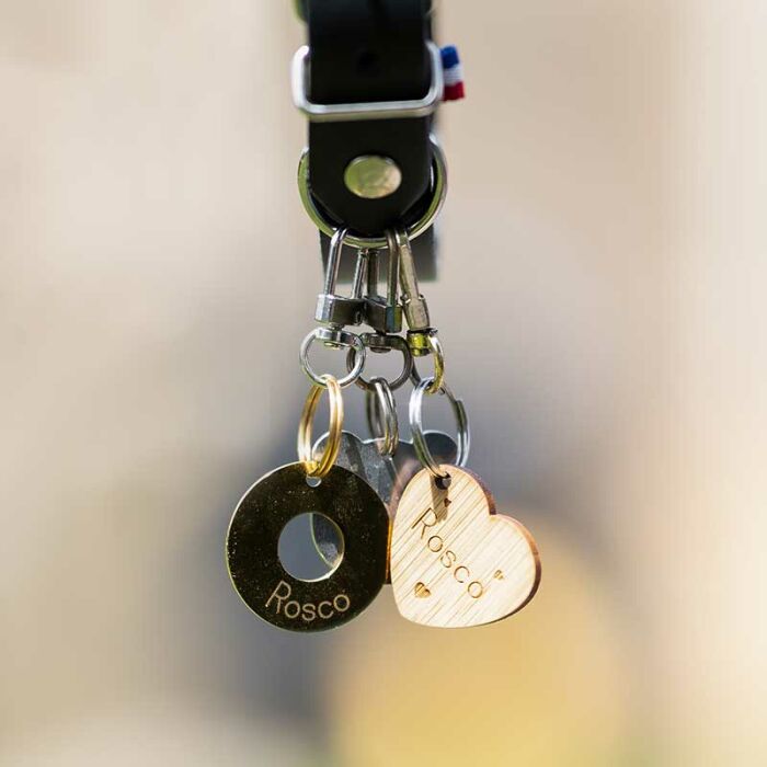 Médaille chien gravée bois coeur biais - Taille M (19x21 mm)