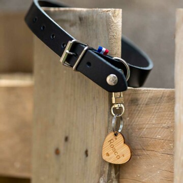 Médaille chien gravée bois coeur biais - Taille M (19x21 mm)