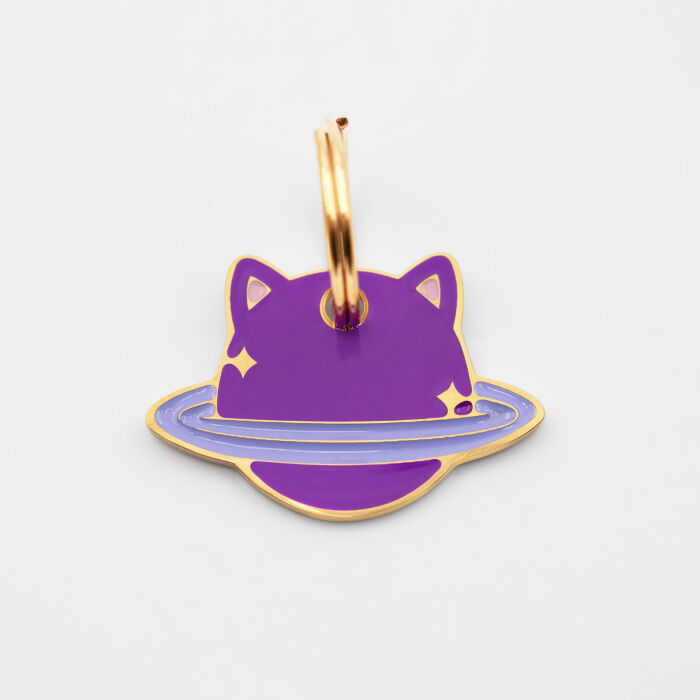 Médaille chat gravée acier inoxydable doré émaillé Saturne - taille M (30x25mm)