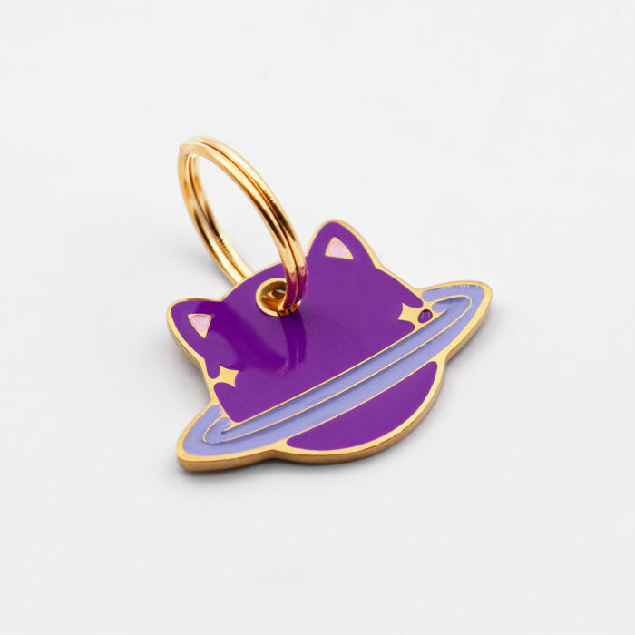 Médaille chat gravée acier inoxydable doré émaillé Saturne - taille M (30x25mm)