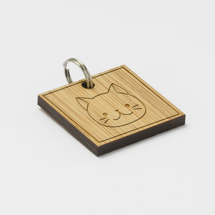 Médaille chat gravée bois carré 27x27 mm