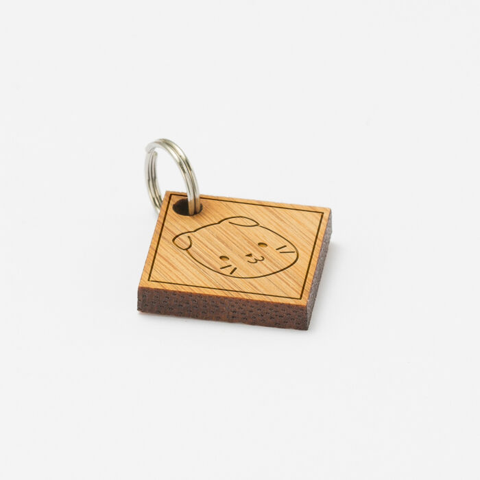 Médaille chat gravée bois losange 25x25 mm