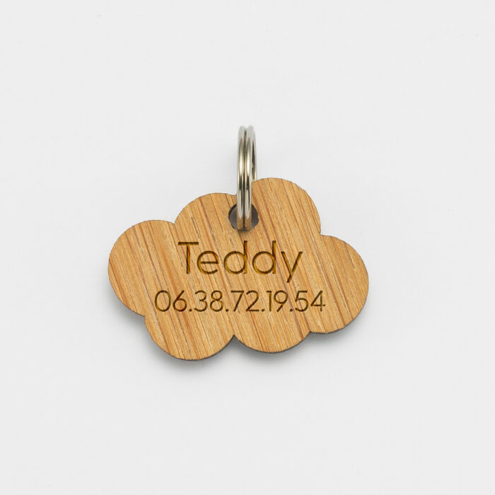 Médaille chien gravée bois nuage 25x18 mm