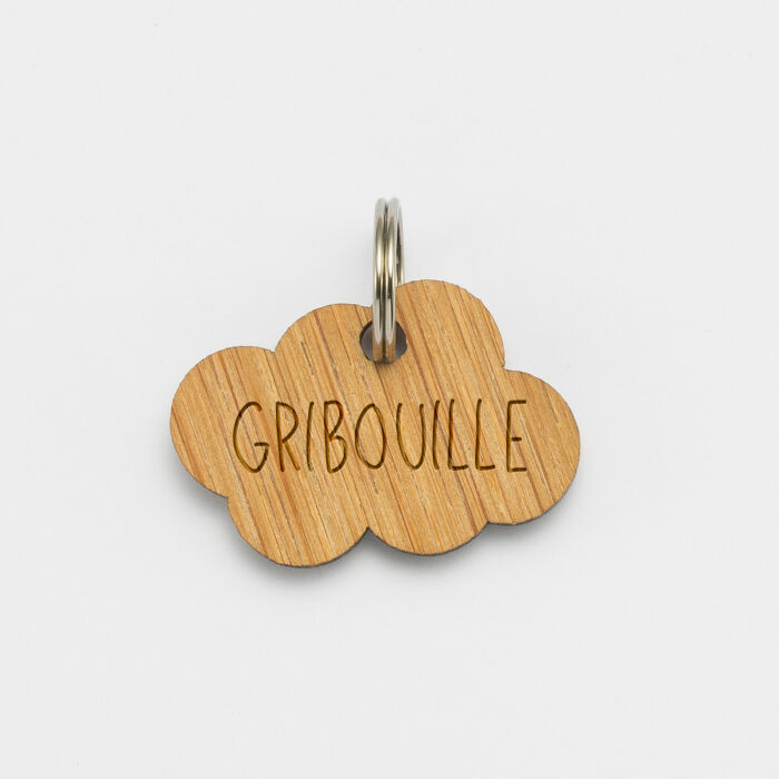 Médaille chien gravée bois nuage 25x18 mm