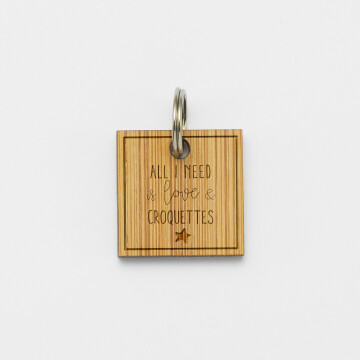 Médaille chien gravée bois carré 18x18 mm