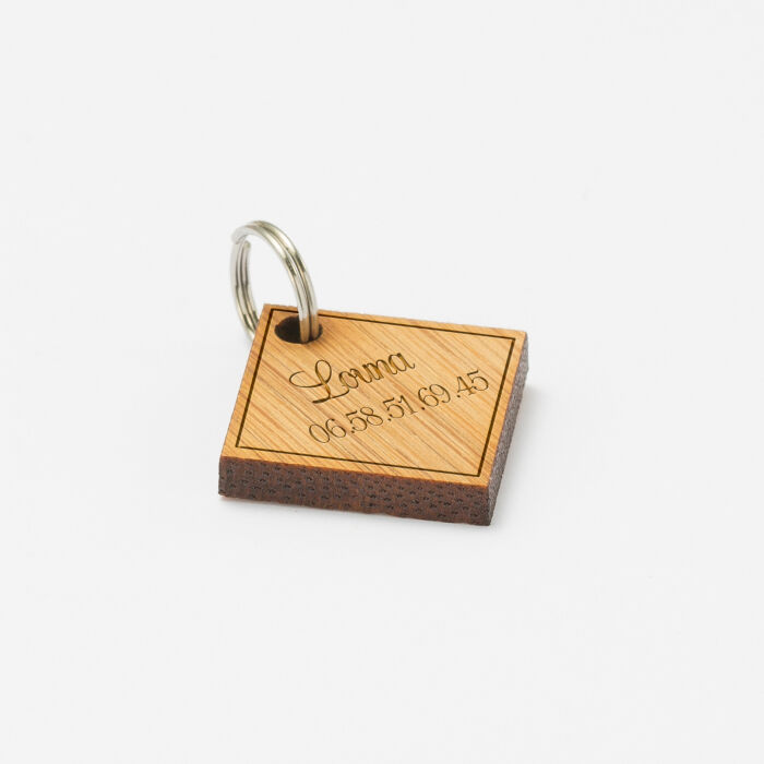 Médaille chien gravée bois losange 25x25 mm