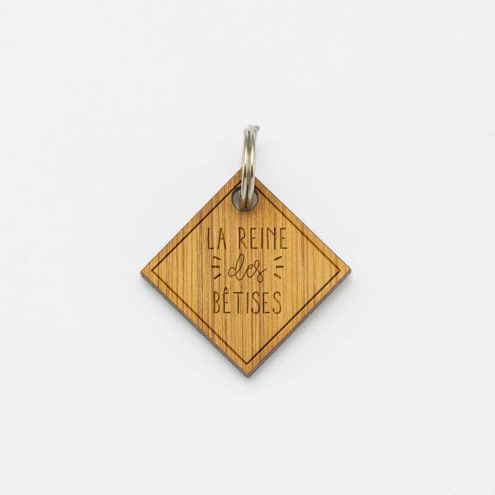 Médaille chien gravée bois losange 25x25 mm