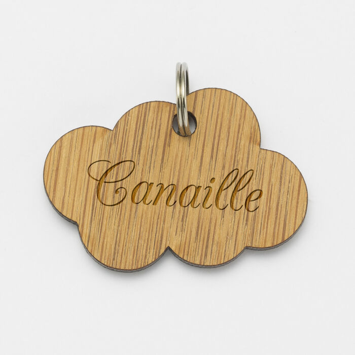Médaille chien gravée bois nuage 35x26 mm