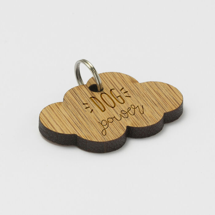 Médaille chien gravée bois nuage 35x26 mm