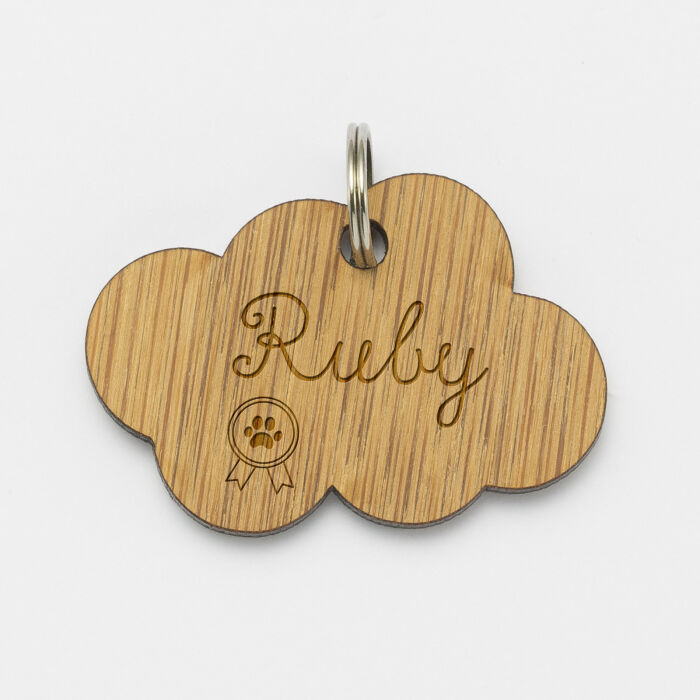 Médaille chien gravée bois nuage 35x26 mm