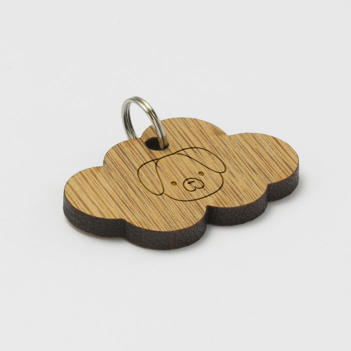 Médaille chien gravée bois nuage 35x26 mm