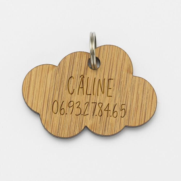 Médaille chat gravée bois nuage 35x26 mm