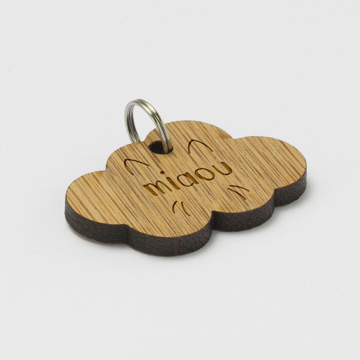 Médaille chat gravée bois nuage 35x26 mm