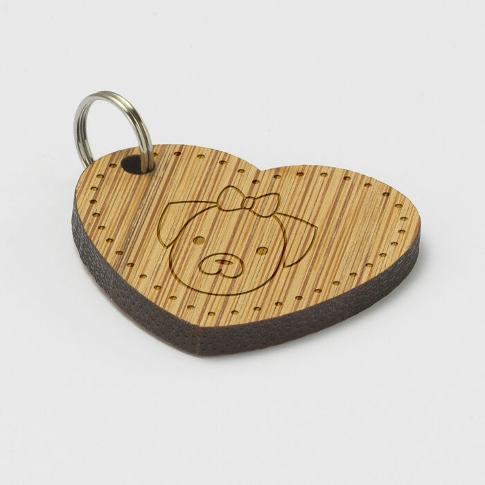 Médaille chien gravée bois coeur biais 30x33 mm