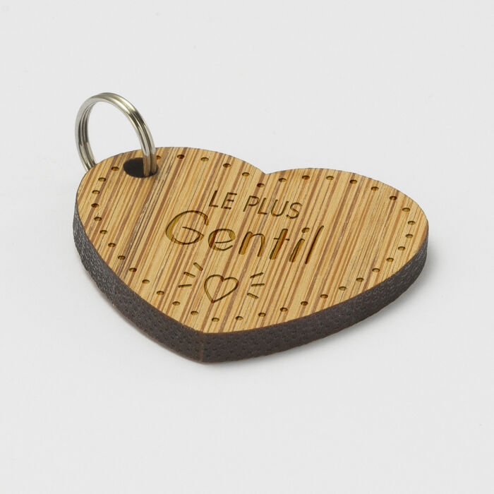 Médaille chien gravée bois coeur biais 30x33 mm